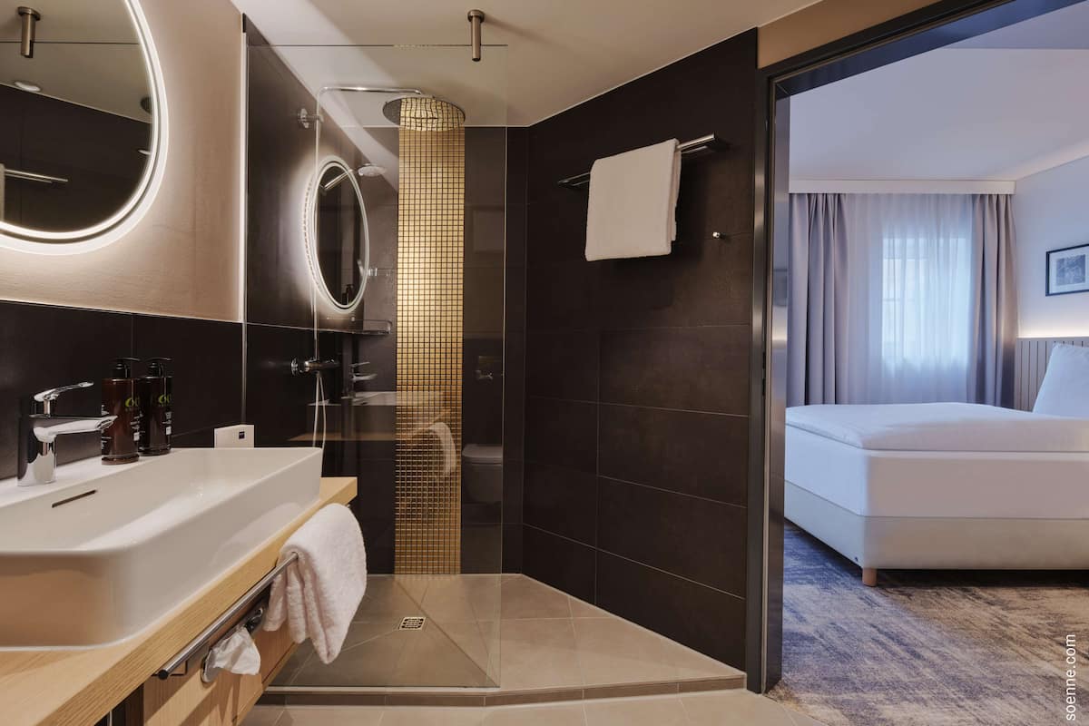 standard single room | bathroom | shower, hair dryer, towels