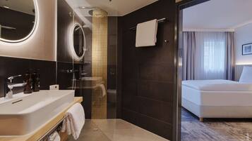 Standard Single Room | Bathroom | Shower, hair dryer, towels