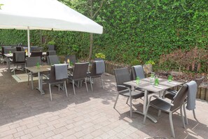 2 restaurantes, se sirven comidas, cenas y cocina internacional