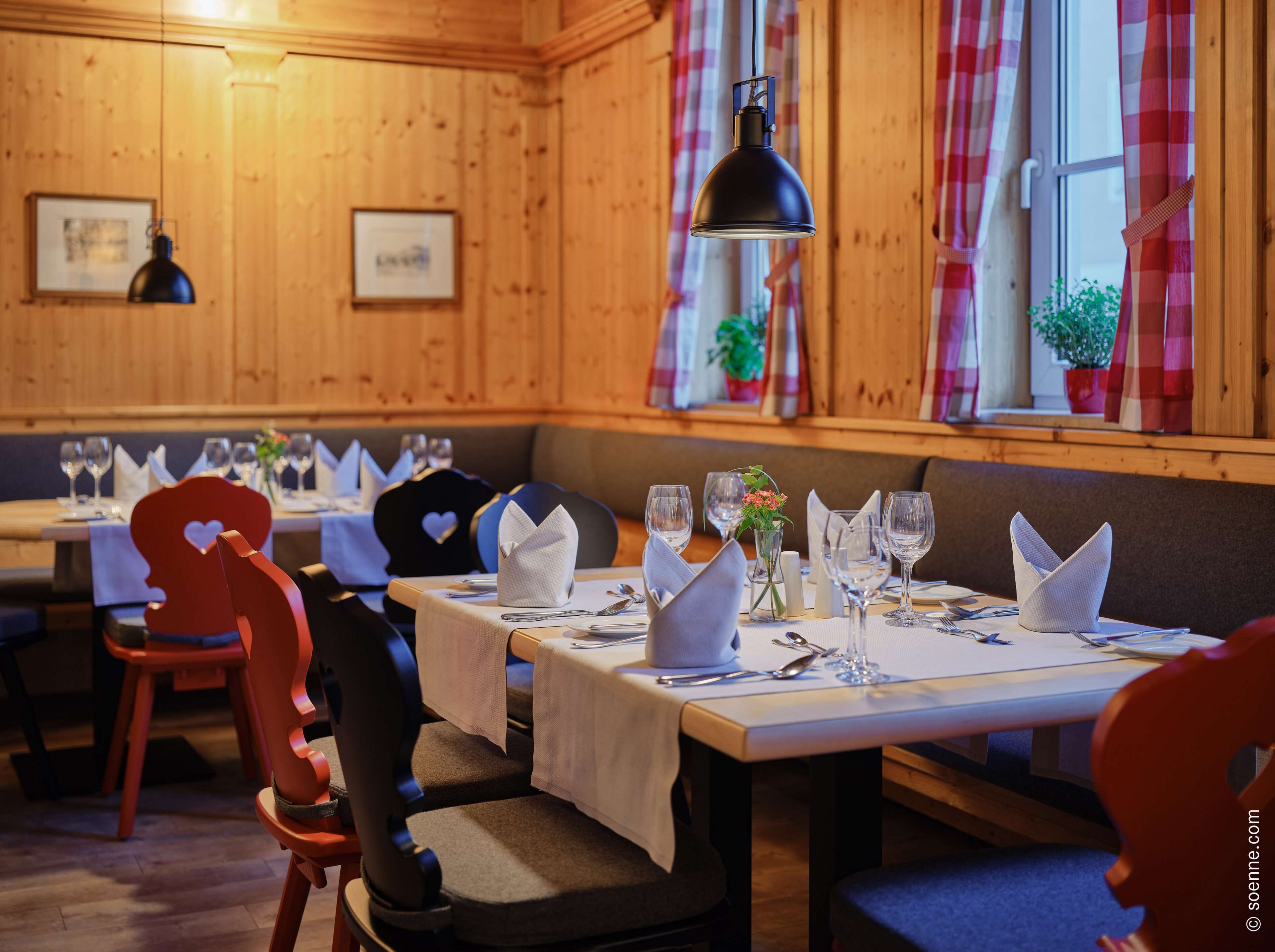 2 restaurants, lunch, dinner served; international cuisine