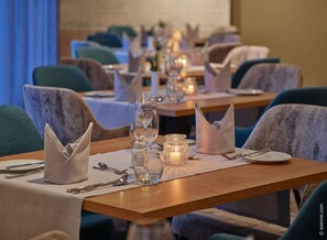 2 restaurantes, se sirven comidas, cenas y cocina internacional