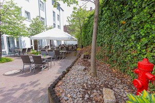 2 restaurantes; se sirve almuerzo y cena; cocina internacional