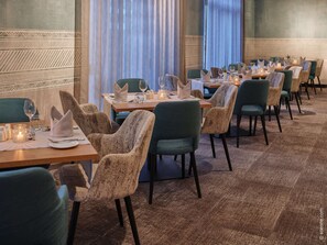 2 restaurants; lunch and dinner served