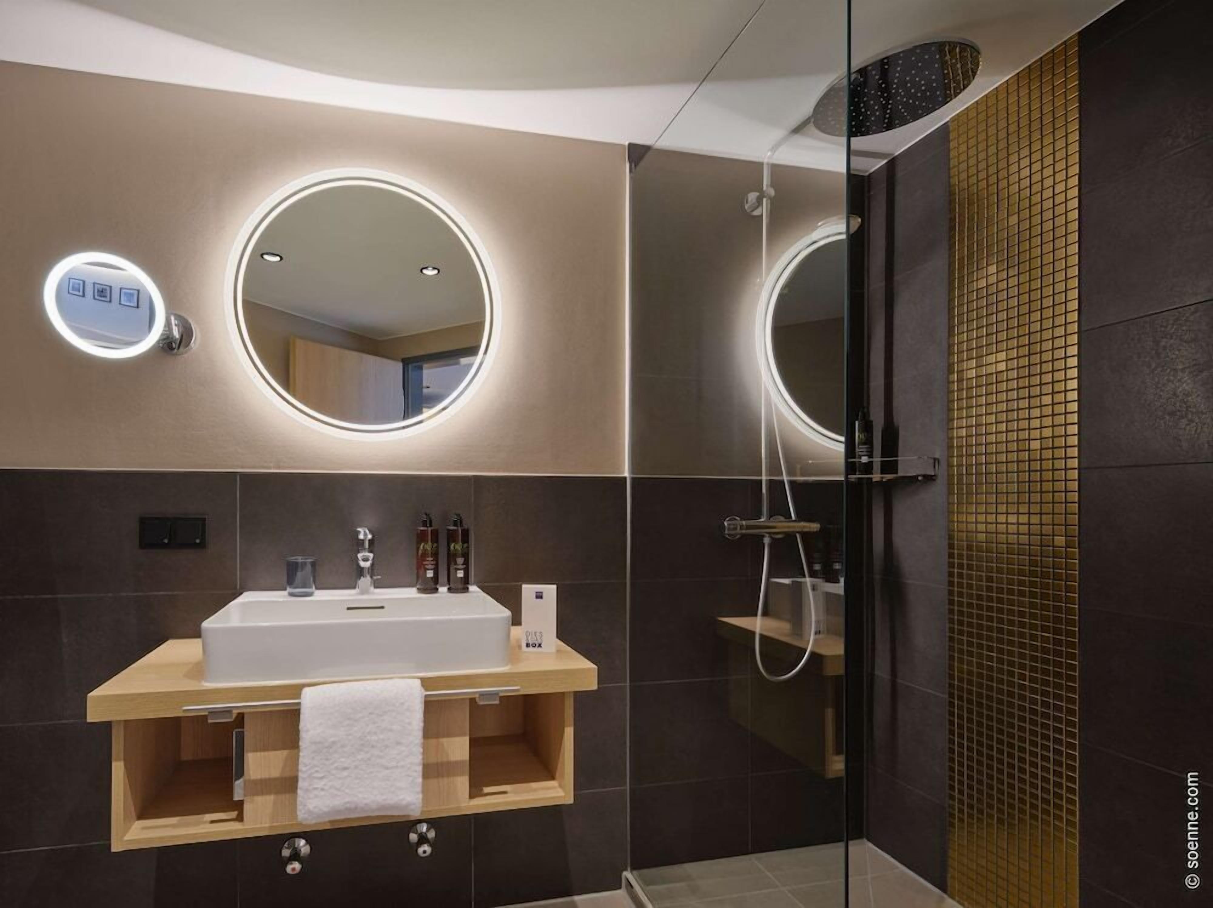Baño | Regadera, secadora de cabello, toallas 