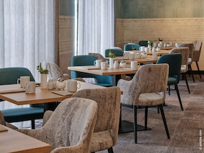 2 restaurants, lunch, dinner served; international cuisine