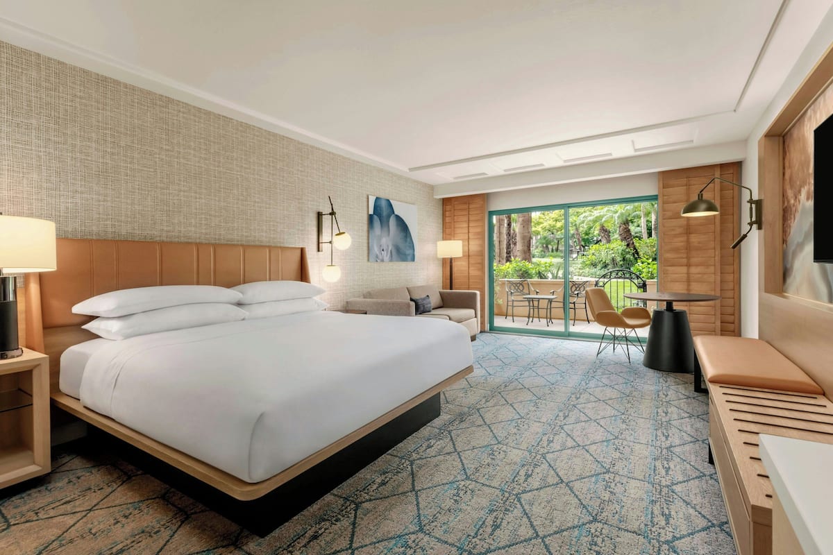 Club Room, 1 King Bed, Garden View | Down duvets, pillow-top beds, in-room safe, desk