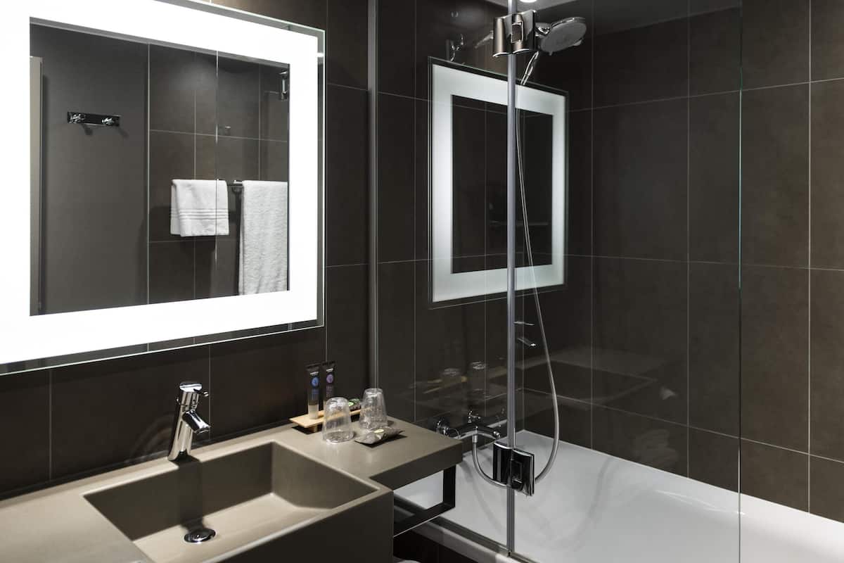 Minibar, safe på rommet, skrivebord og skrivebord for bærbar PC