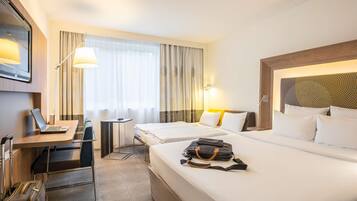 Minibar, Zimmersafe, Schreibtisch, laptopgeeigneter Arbeitsplatz