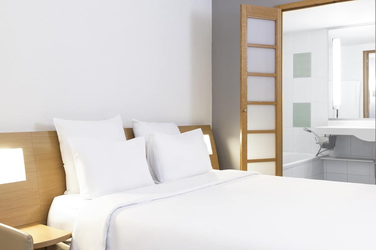 Minibar, caja de seguridad en la habitación y escritorio