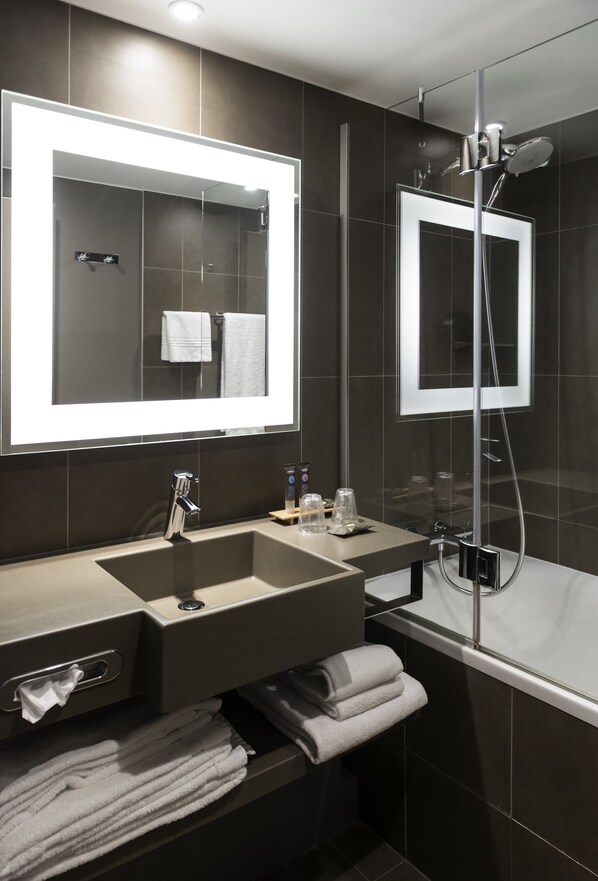 Superior-Zimmer, Mehrere Betten (Premium) | Badezimmer | Badewanne und Dusche (separat), umweltfreundliche Kosmetikartikel