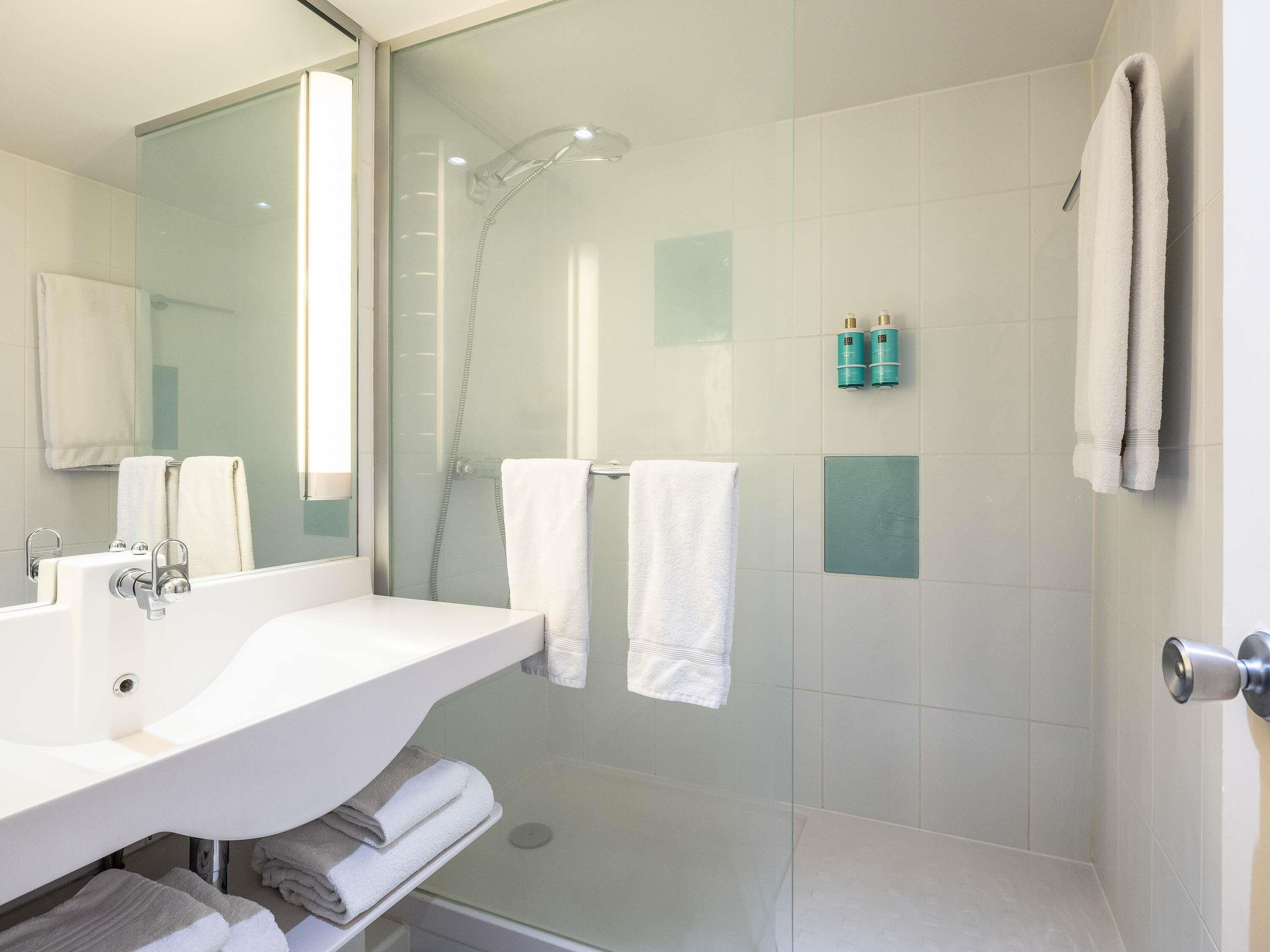 Minibar, safe på rommet, skrivebord og skrivebord for bærbar PC