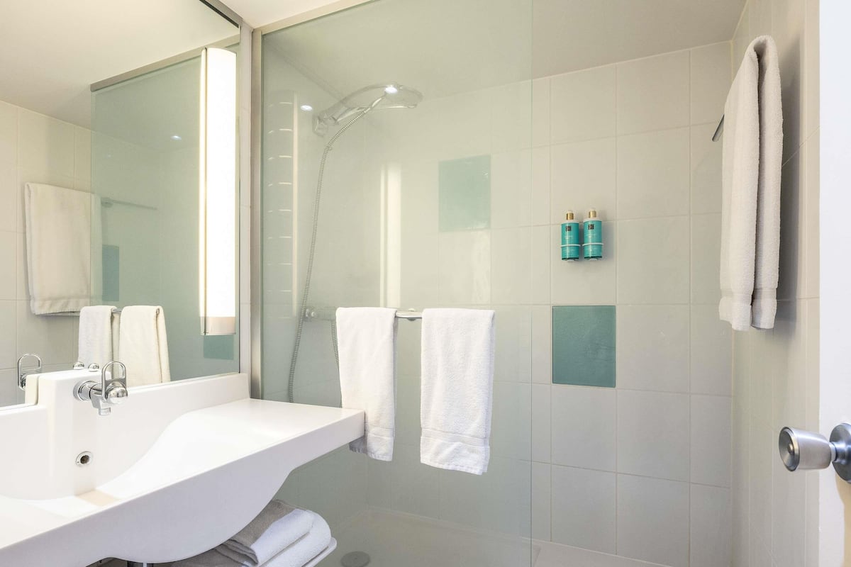 Minibar, safe på rommet, skrivebord og skrivebord for bærbar PC