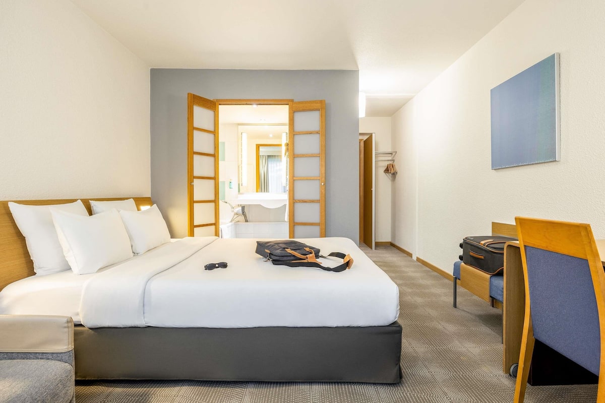 superior room, 1 double bed | minibar, in-room safe, desk, laptop workspace