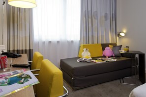 Superior-Zimmer, Mehrere Betten (Premium) | Wohnbereich | LCD-Fernseher