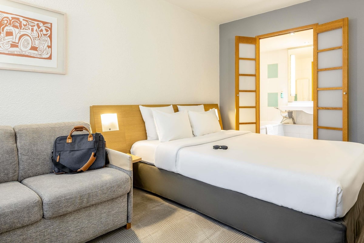 Minibar, coffres-forts dans les chambres, bureau
