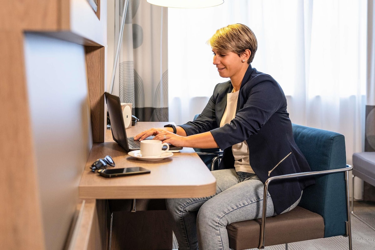 Minibar, Zimmersafe, Schreibtisch, laptopgeeigneter Arbeitsplatz