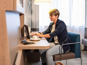 Minibar, pengeskab på værelset, skrivebord