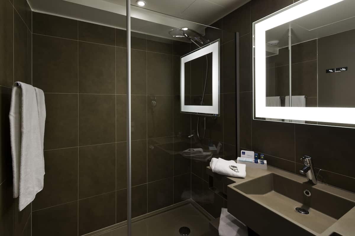 separate bathtub and shower, eco-friendly toiletries, hair dryer, towels