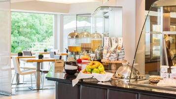 Desayuno buffet diario (EUR 26 por persona)