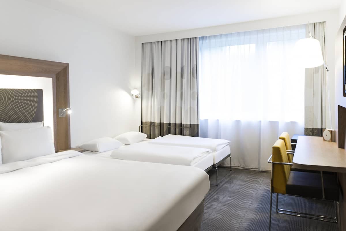 Habitación superior, varias camas (Premium) | Minibar, caja de seguridad en la habitación y escritorio