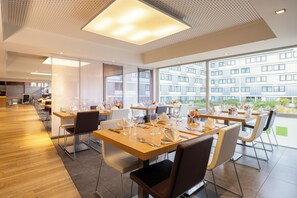 Déjeuner et dîner servis sur place
