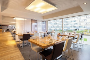 Déjeuner et dîner servis sur place