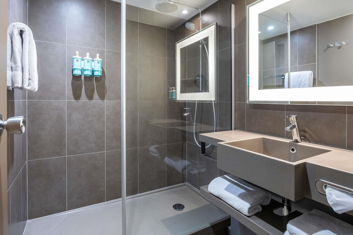 Minibar, két bảo mật tại phòng, bàn