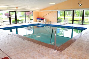 Una piscina cubierta, una piscina climatizada