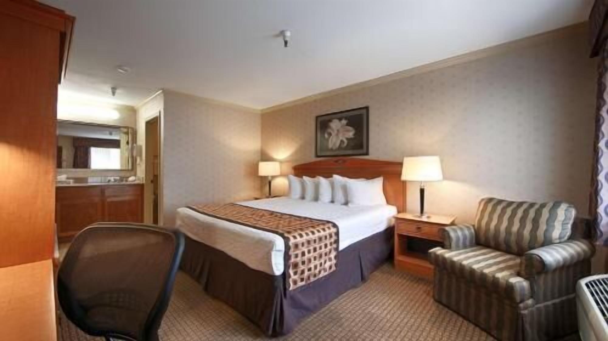 Meja kerja, ruang kerja ramah laptop, dan tirai kedap cahaya