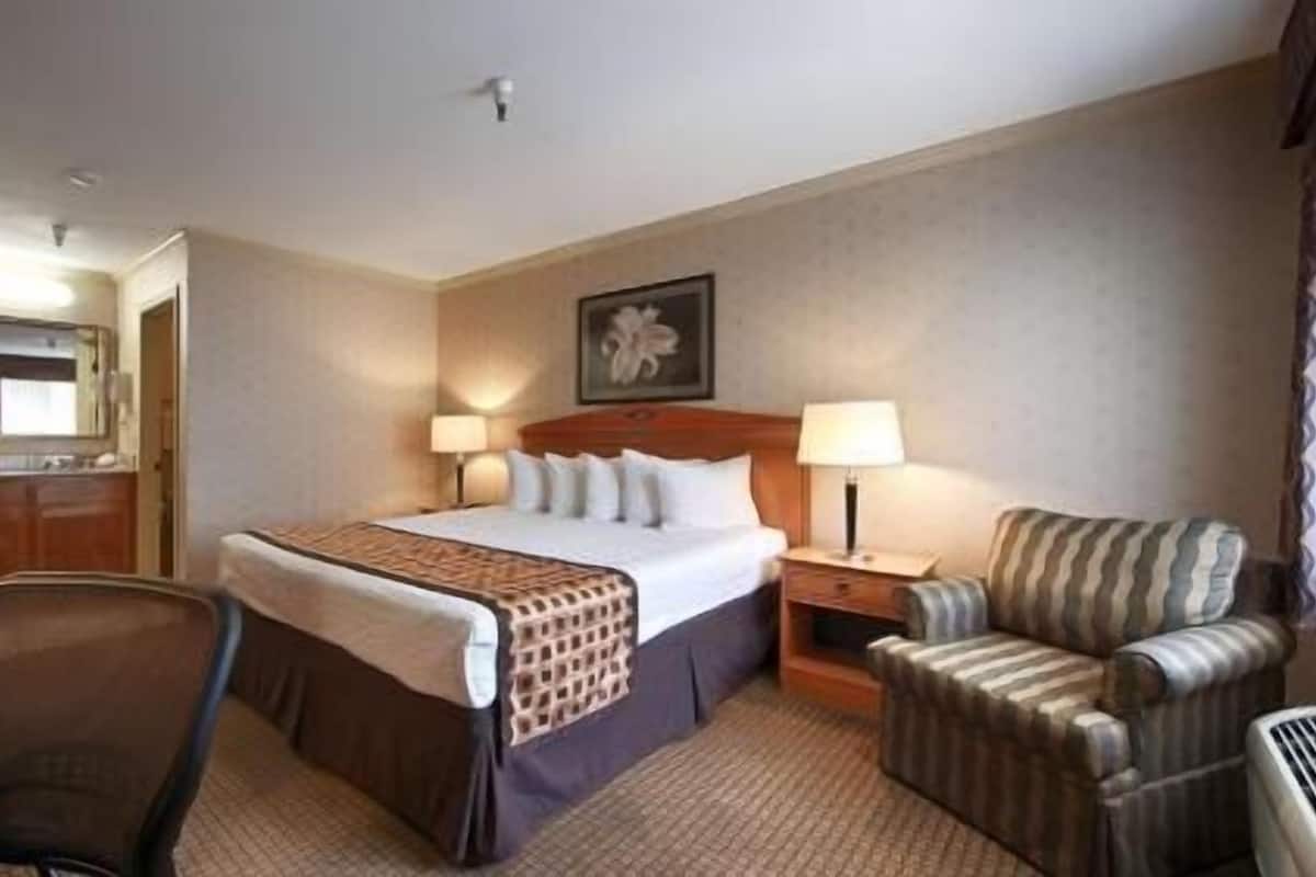 Escrivaninha, espaço de trabalho para notebook, cortinas blackout