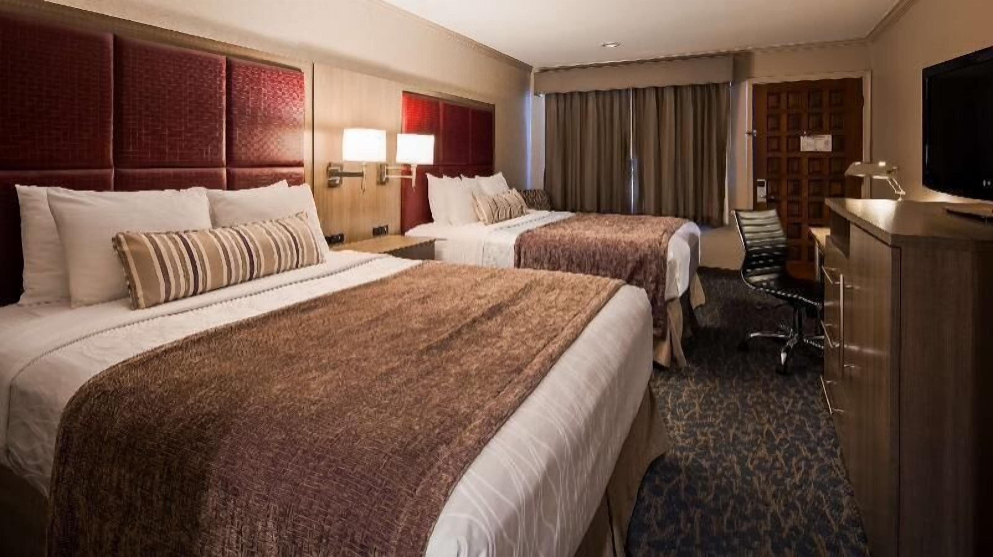 Meja kerja, ruang kerja ramah laptop, dan tirai kedap cahaya