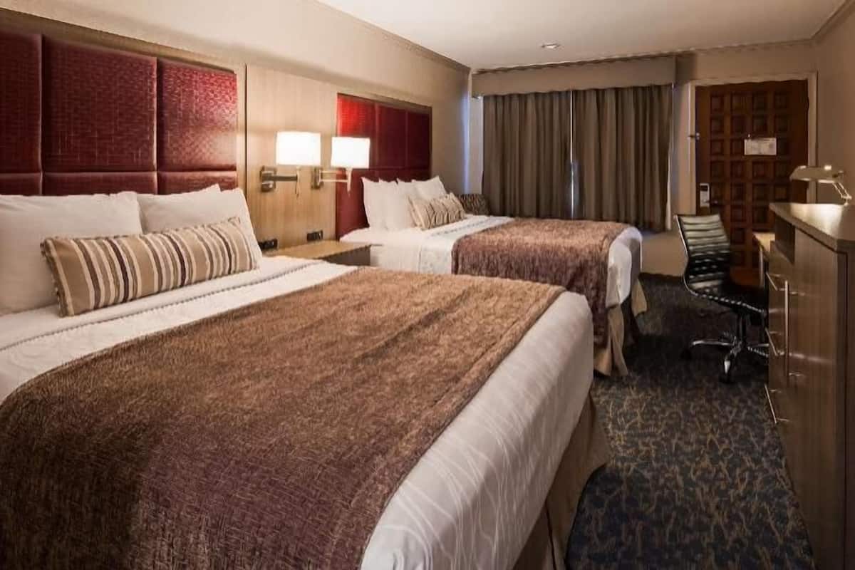 Escrivaninha, espaço de trabalho para notebook, cortinas blackout