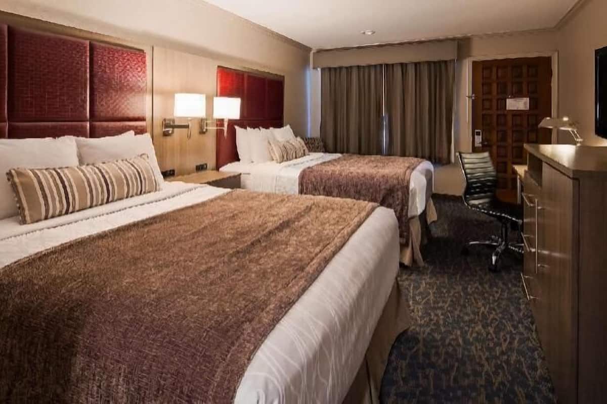 Escrivaninha, espaço de trabalho para notebook, cortinas blackout