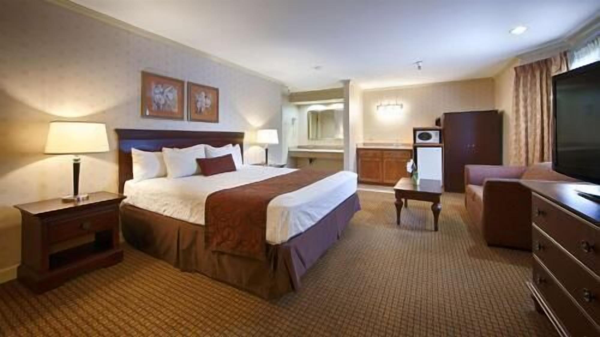 Meja kerja, ruang kerja ramah laptop, dan tirai kedap cahaya