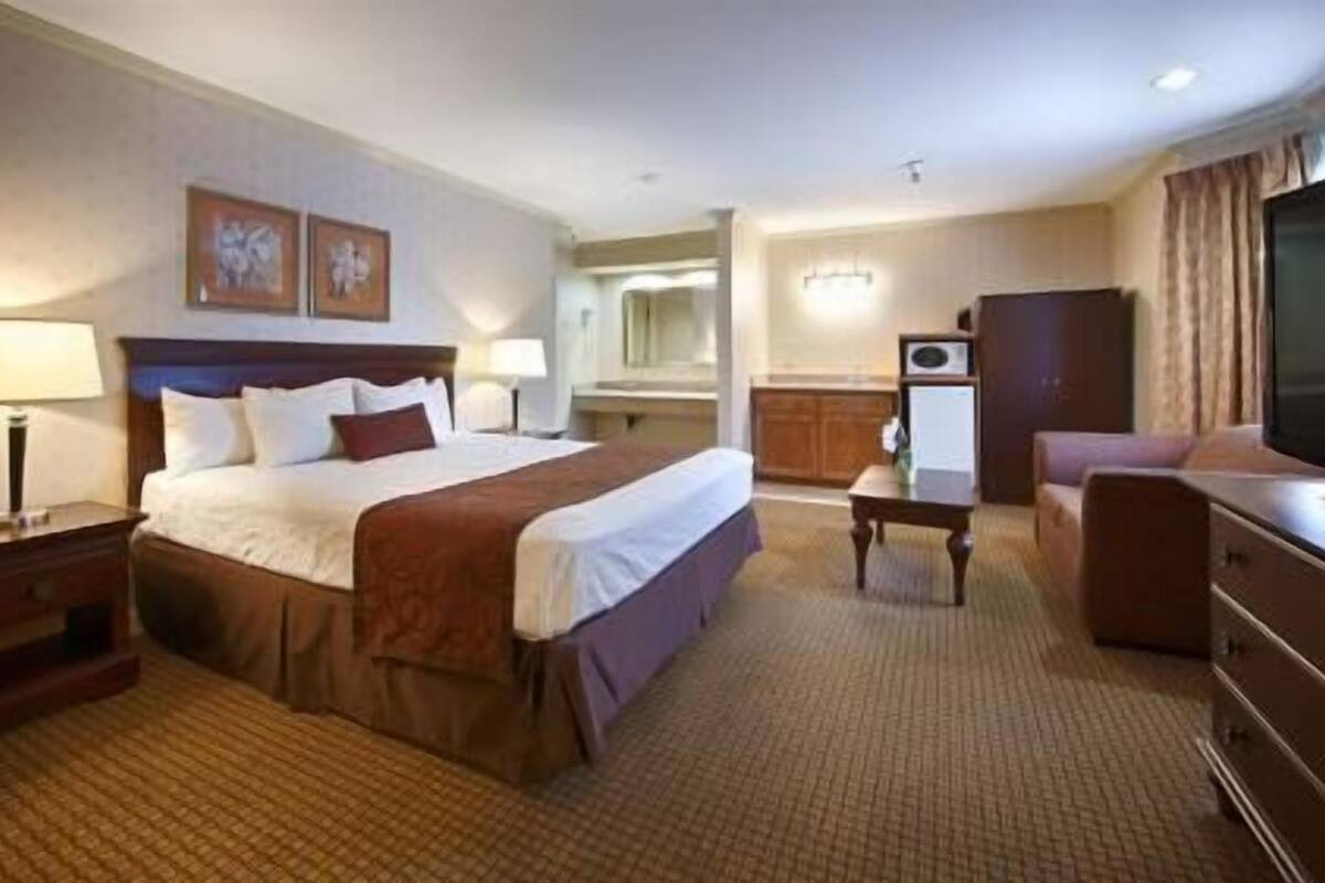 Escrivaninha, espaço de trabalho para notebook, cortinas blackout