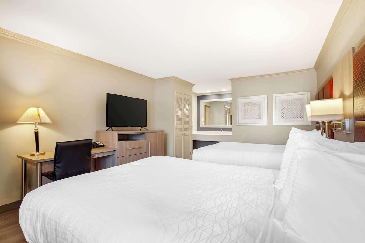 Chambre Standard, 2 grands lits, non-fumeur, réfrigérateur et four à micro-ondes