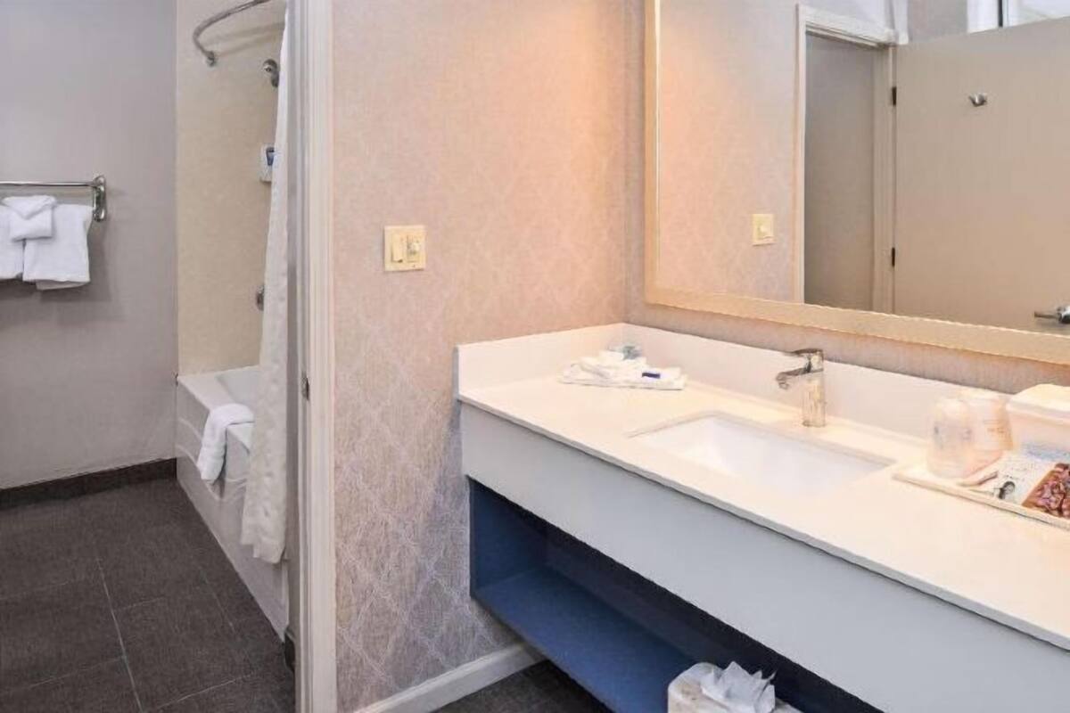 Bilik Mandi | Gabungan pancuran/tab mandi, kelengkapan dandanan diri percuma