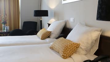 Phòng tiện nghi đơn giản, 2 giường đơn | Bộ đồ giường kháng dị ứng, minibar, két bảo mật tại phòng, bàn