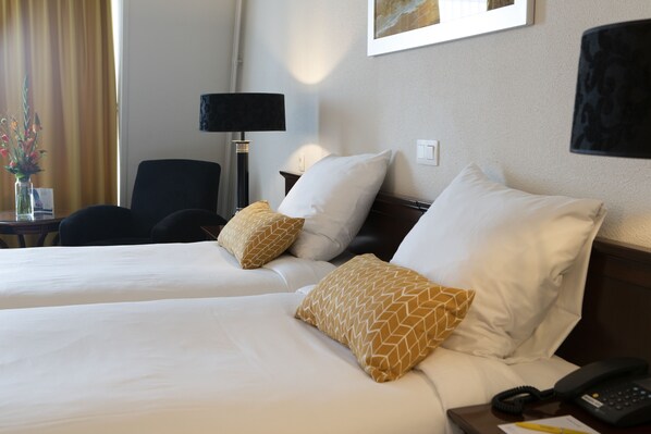 Habitación Confort, 2 camas individuales | Ropa de cama hipoalergénica y minibar 