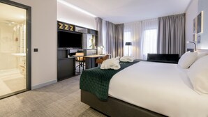 标准房, 1 张特大床 (Mid Floor) | 迷你 吧、客房内保险箱、办公桌、笔记本电脑工作区