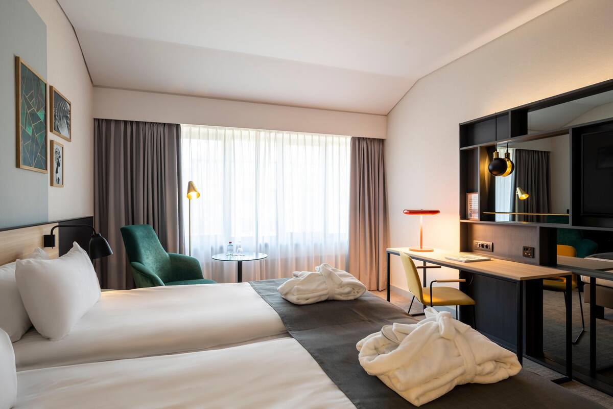 Een minibar, een kluis op de kamer, een bureau, een laptopwerkplek