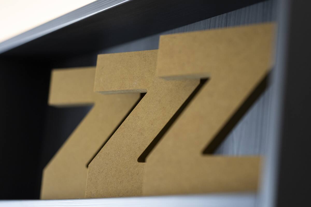 Een close-up van een metalen constructie met een geometrisch ontwerp.