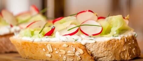 Un sándwich con diferentes ingredientes sobre una tabla de madera.