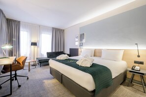 Standard Room, 1 King Bed (Mid Floor) | Minibar, in-room safe, desk, laptop workspace - Holiday Inn Hasselt by IHG (Hasselt)