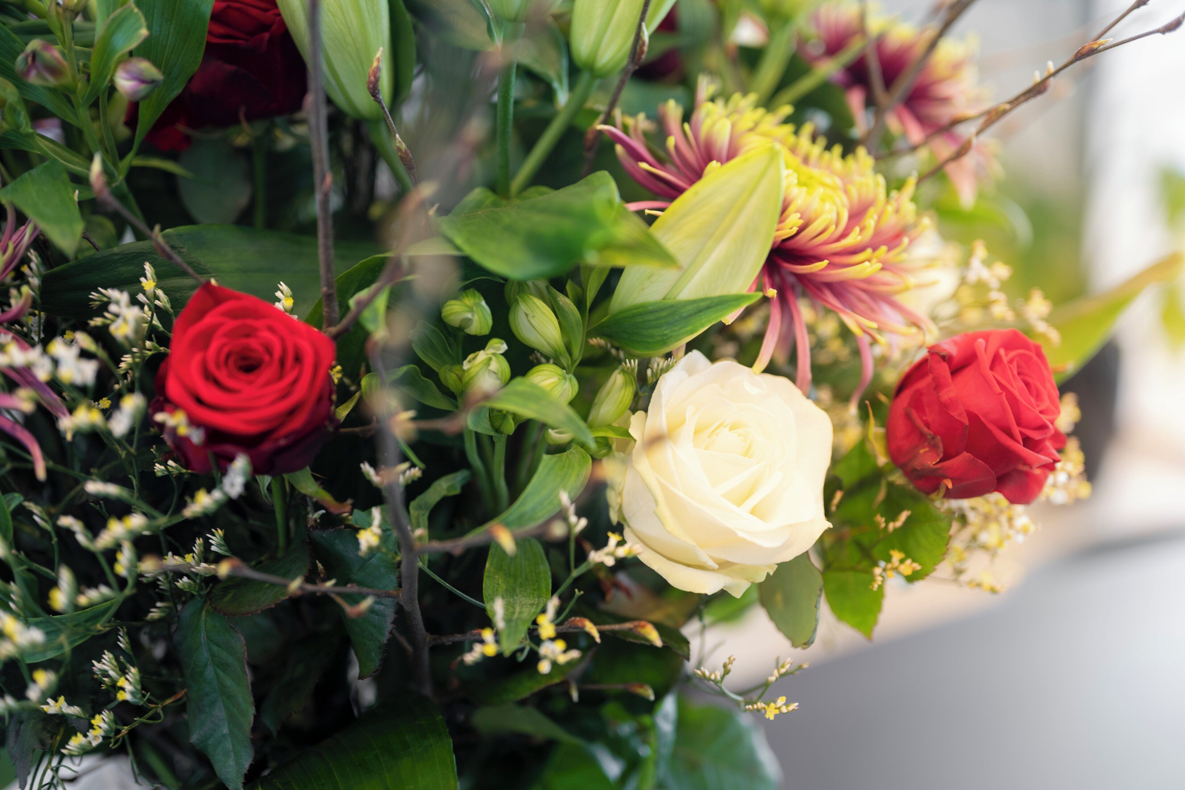 Un bouquet de fleurs composé de roses et d’autres variétés.