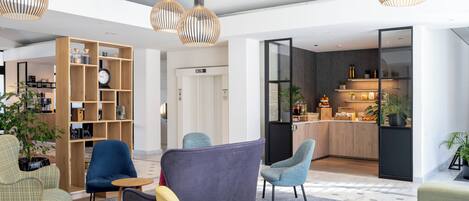 Un vestíbulo moderno con asientos, una estantería de madera y una zona de cocina.