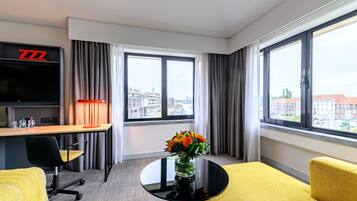 Minibar, Zimmersafe, Schreibtisch, laptopgeeigneter Arbeitsplatz