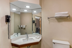 Deluxe Room, 1 King Bed, Accessible, Non Smoking | Bathroom