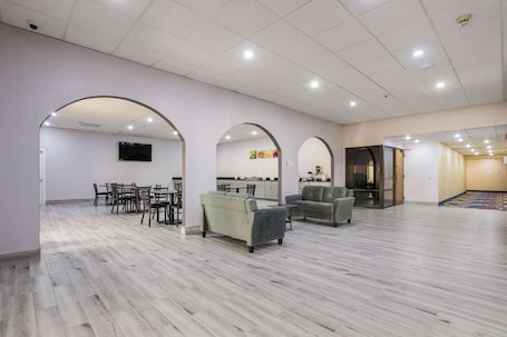 Lobby. Quality Inn Grayville