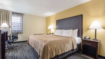 Escritorio, cortinas blackout y tabla de planchar con plancha